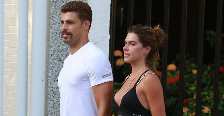 Em passeio, Cauã Reymond exibe visual com bigode
