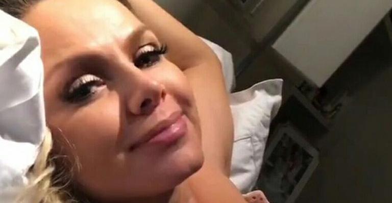 Grávida, Eliana posa bem à vontade na cama e deixa barriguinha à mostra