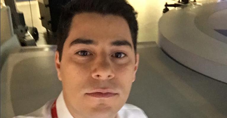 Evaristo Costa quebra o celular e avisa que ficará longe das redes sociais por tempo indeterminável