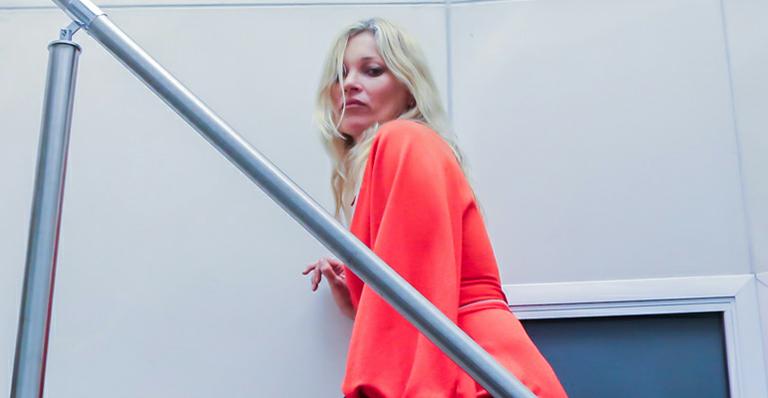 Em São Paulo, Kate Moss visita galeria de artes e foge de fotos