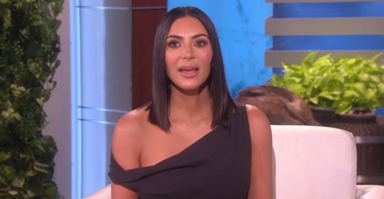 Kim Kardashian chora ao lembrar assalto e revela detalhes: ‘Eles me seguiram por dois anos’