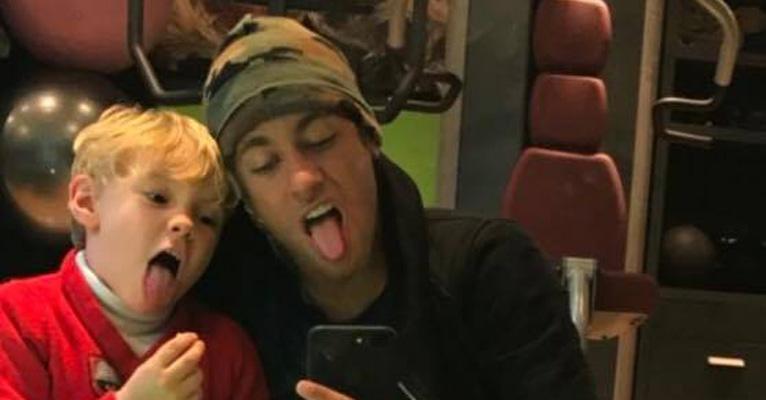 Paizão! Neymar faz cócegas e se diverte em tarde com o filho, David Lucca