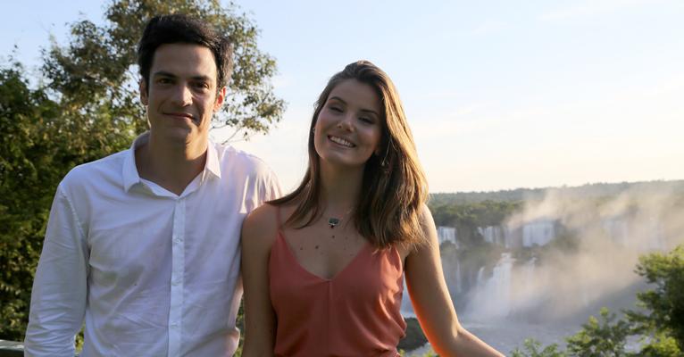 Camila Queiroz e Mateus Solano gravam cenas de romance de nova novela das 7 em Foz do Iguaçu
