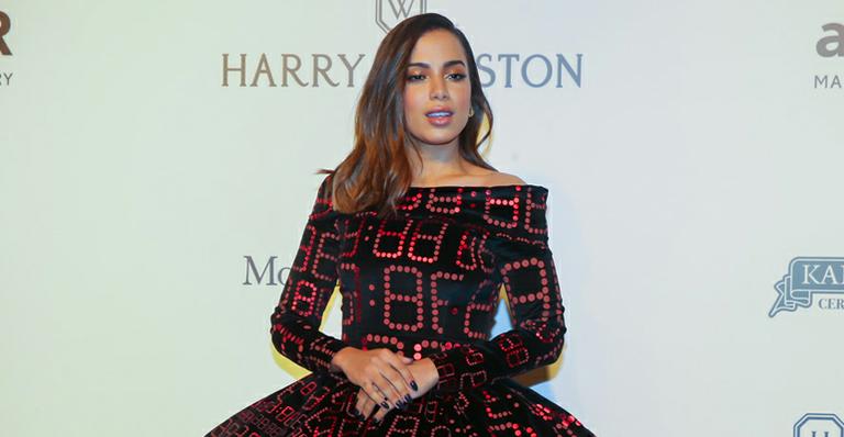 Internautas não perdoam vestido grifado de Anitta em baile de gala