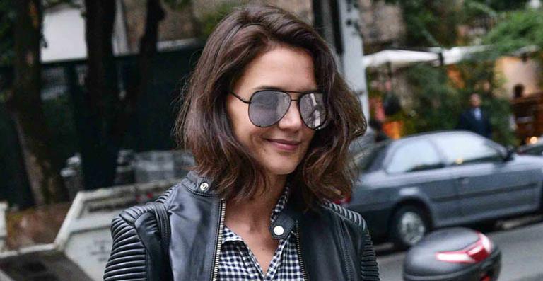 Katie Holmes curte passeio pelas ruas de SP