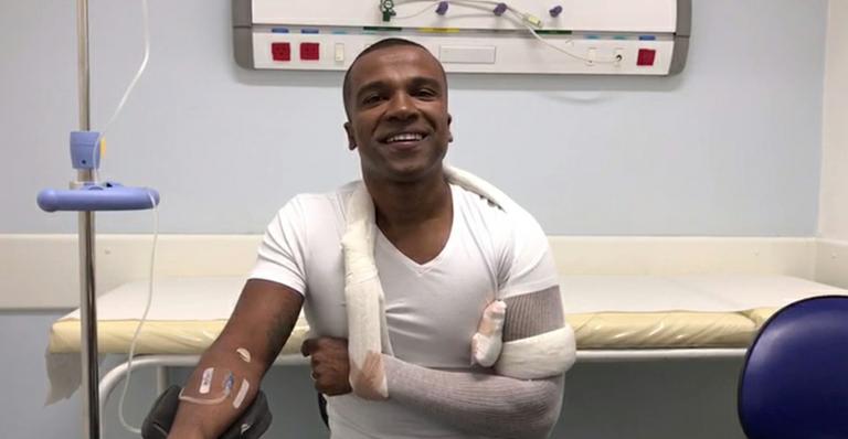 Alexandre Pires se machuca em aeroporto: “Dor insuportável”