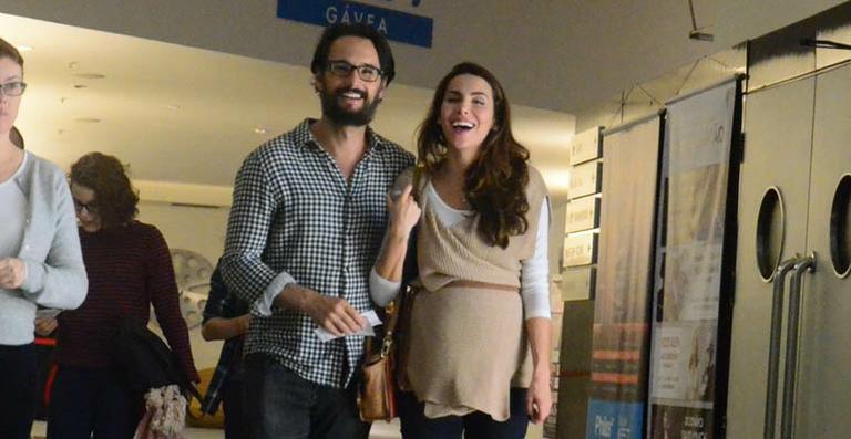 Rodrigo Santoro curte passeio com Mel Fronckowiak