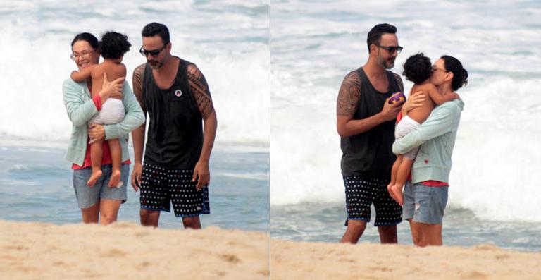 Carolina Ferraz aproveita o dia na praia com a família