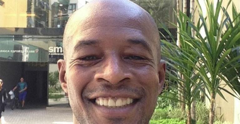 Aos 46, ator que viveu par de André Gonçalves em novela aparece saradíssimo na web