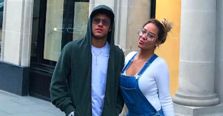 Com meia esquisita, Neymar passeia por Londres com a irmã, Rafaella