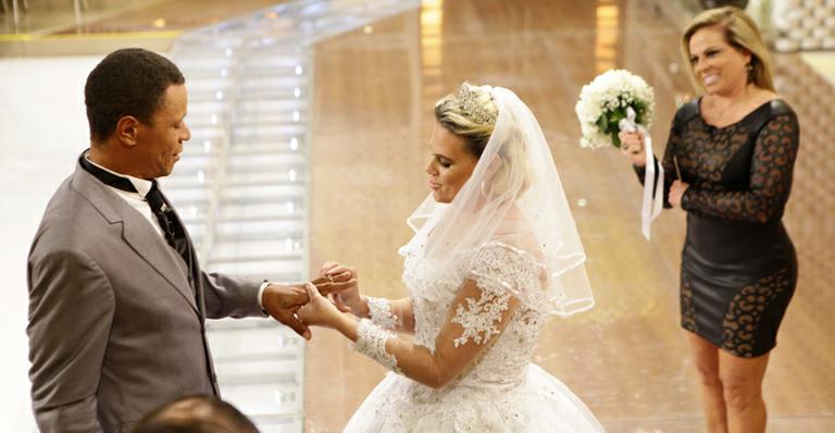Christina Rocha realiza casamento de casal que se conheceu em golpe por telefone