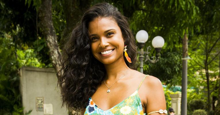 Aline Dias, ex-protagonista de ‘Malhação’, ganha carinho na barriga em seu primeiro Dia das Mães