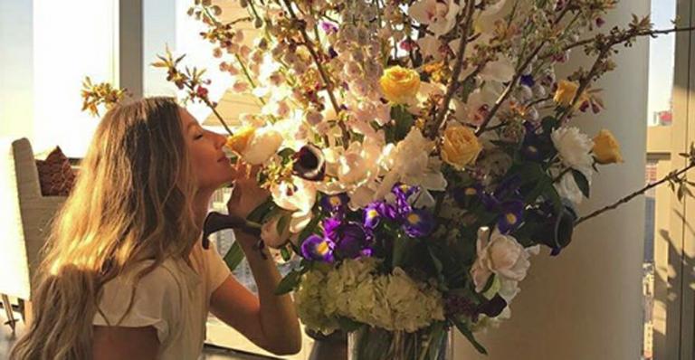 Gisele Bündchen recebe flores do marido e se declara: “Te amo”