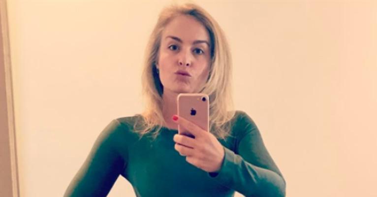Aos 43 anos, Angélica posa com roupa colada para yoga e surpreende ao exibir pernas torneadas