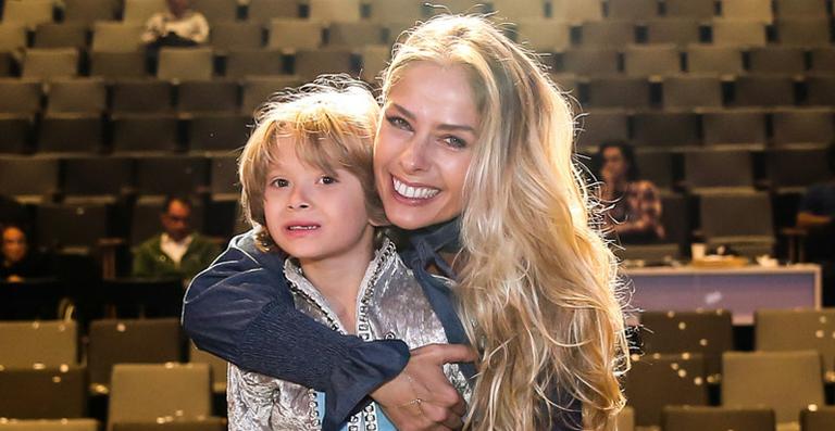 Com o filho, Adriane Galisteu volta aos palcos