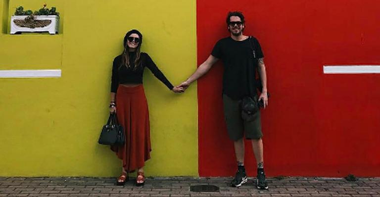 Giovanna Lancellotti posa com o namorado durante viagem