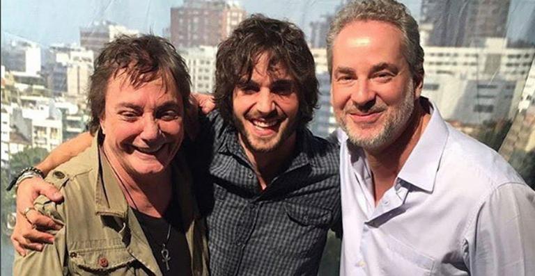 Fábio Jr visita o filho, Fiuk, nos bastidores de novela