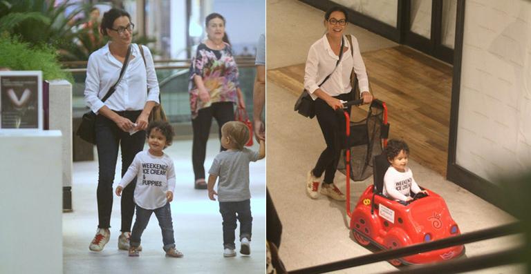 Carolina Ferraz curte passeio com a filha caçula