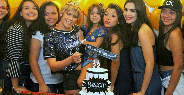 Isabella Santoni comemora 22 anos com festa surpresa preparada pelos fãs