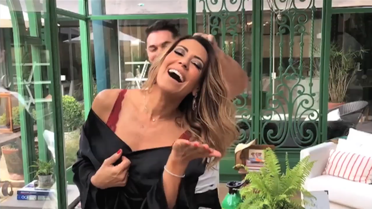 Solange Frazão faz ensaio especial e mostra boa forma