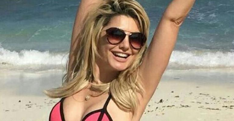 Antônia Fontenelle brinca com cintura super fina em foto de biquíni: “Vão dizer que é Photoshop”