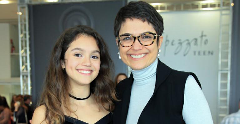 Sandra Annenberg faz rara aparição com a filha, Elisa, em evento de moda