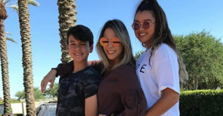 Carla Perez posa com os filhos e Camilly Victória rouba a cena