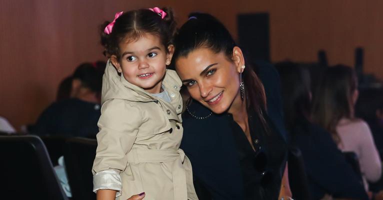 Fernanda Motta e a filha, Chloe, se encantam com musical A Bela Adormecida
