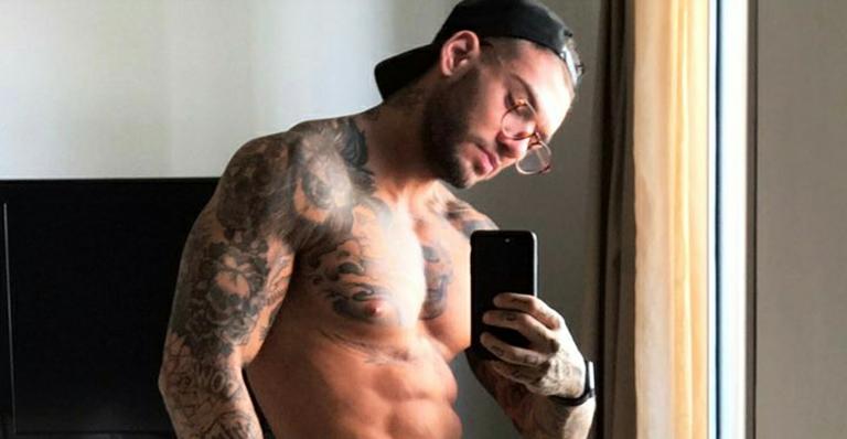 Lucas Lucco exibe músculos em foto de cueca nas redes sociais