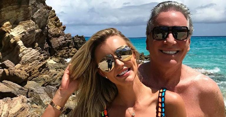 Ana Paula Siebert rouba a cena com biquíni jeans no Caribe