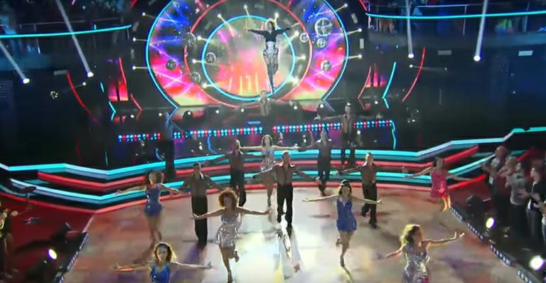 Em clima ‘disco’, Xuxa voa e faz piruetas no ar no ‘Dancing Brasil’