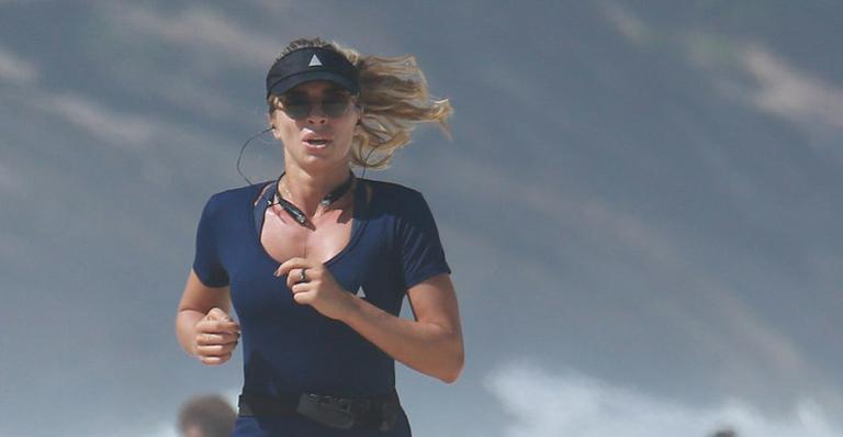 Grazi Massafera corre em praia carioca