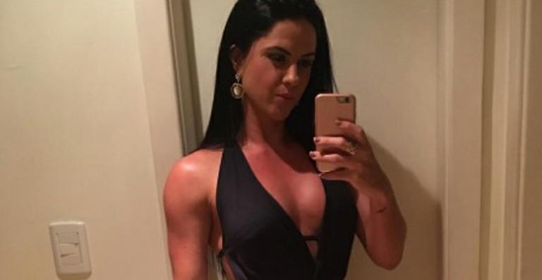 Graciele Lacerda posa estilosa com look da moda e leva o decote ao limite