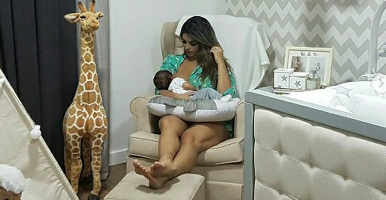 Kelly Key posa amamentando o filho e mostra detalhes do lindo quarto de Artur