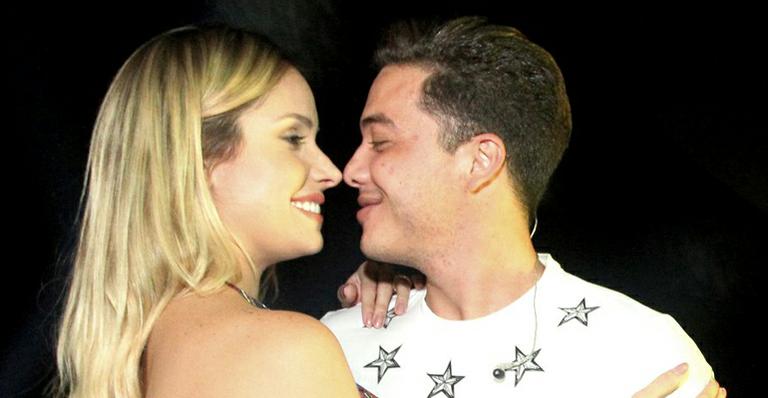 Look da mulher de Wesley Safadão rouba a cena em show de Naiara Azevedo