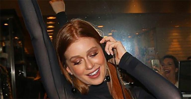 Com blusa transparente, Marina Ruy Barbosa ataca de DJ em evento