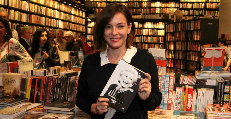 Regiane Alves participa do lançamento da biografia de Hebe Camargo