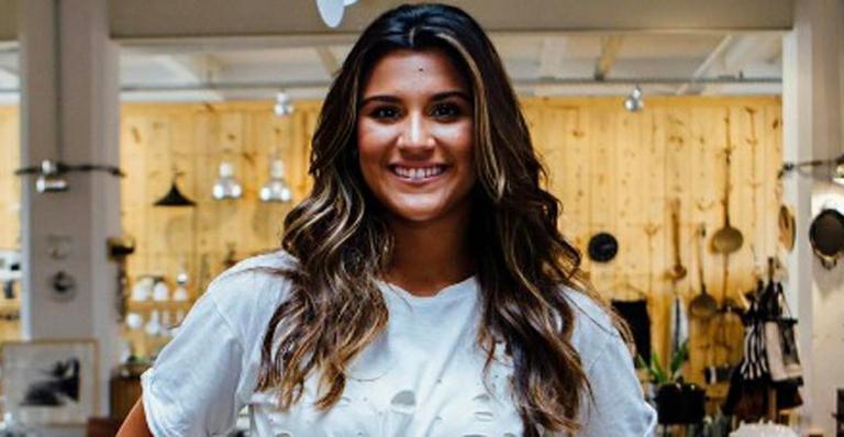 Giulia Costa posa de biquíni e recebe elogios: “Mulherão”