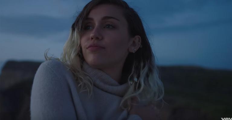 Miley Cyrus lança novo clipe, ‘Malibu’, e explora seu lado ‘fofo’