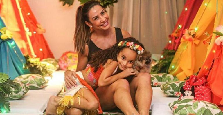 Scheila Carvalho faz festa do pijama para a filha, Giulia