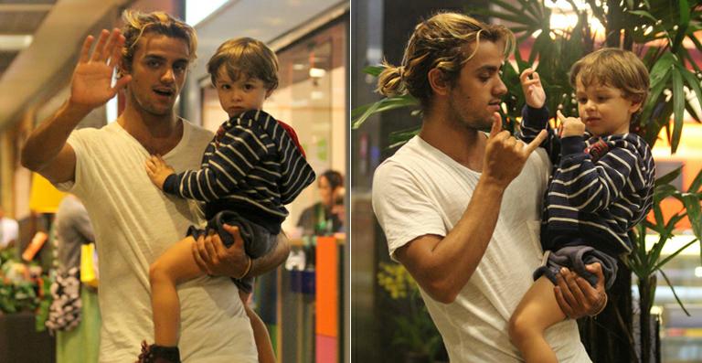 Felipe Simas curte passeio com o filho no Rio