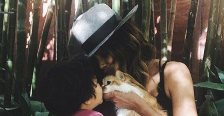Halle Berry escreve carta de despedida para gato que morreu de câncer