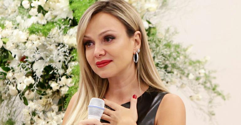 Eliana chora com homenagem do filho em programa no Dia das Mães