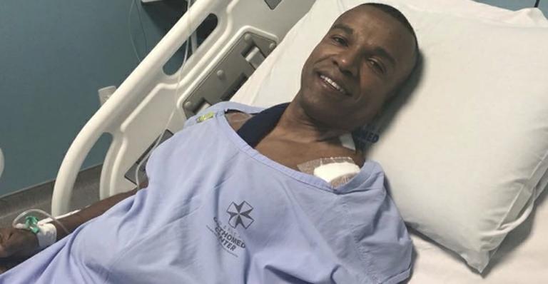 Alexandre Pires tranquiliza fãs após cirurgia no ombro