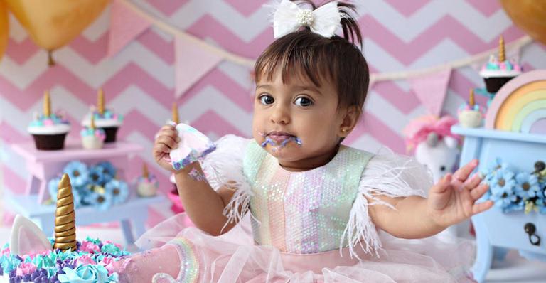 Filha de Jesus Luz esbanja fofura em ensaio divertido