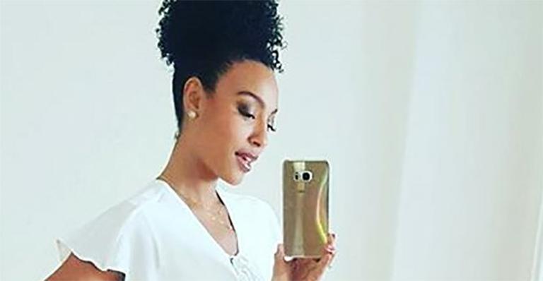 Grávida, Sheron Menezzes exibe minibarriguinha em look discreto