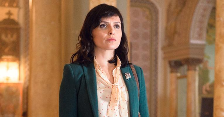 Só de calcinha e sutiã, Monica Iozzi exibe boa forma em episódio de “Vade Retro”