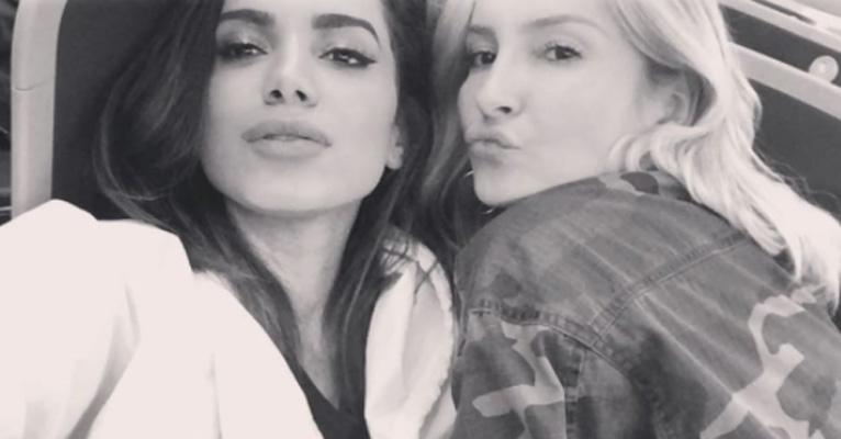 Após rumores de briga, Anitta e Claudia Leitte posam juntas e brincam: “Amigas e rivais”