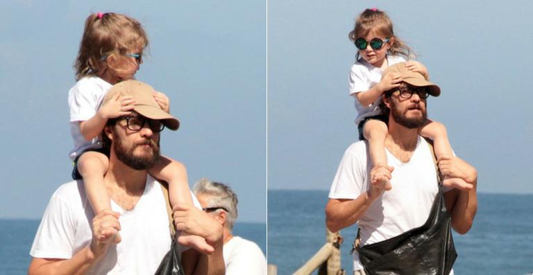 Em rara aparição, Gabriel Braga Nunes passeia com a filha