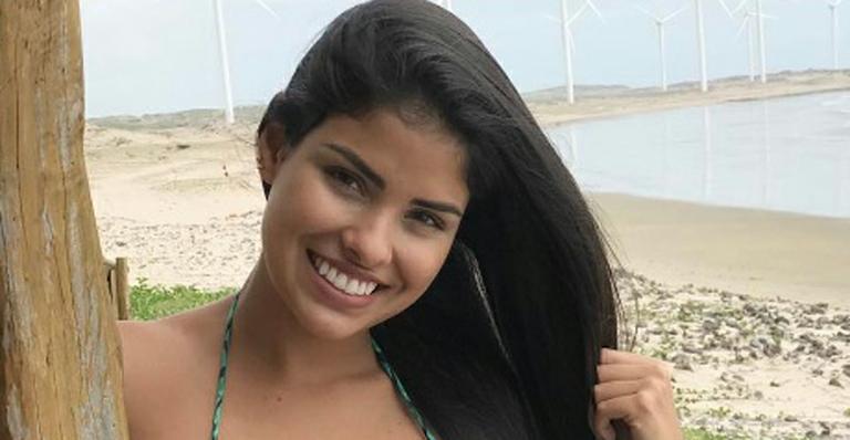 Munik Nunes posa deslumbrante de biquíni em boia gigante na piscina